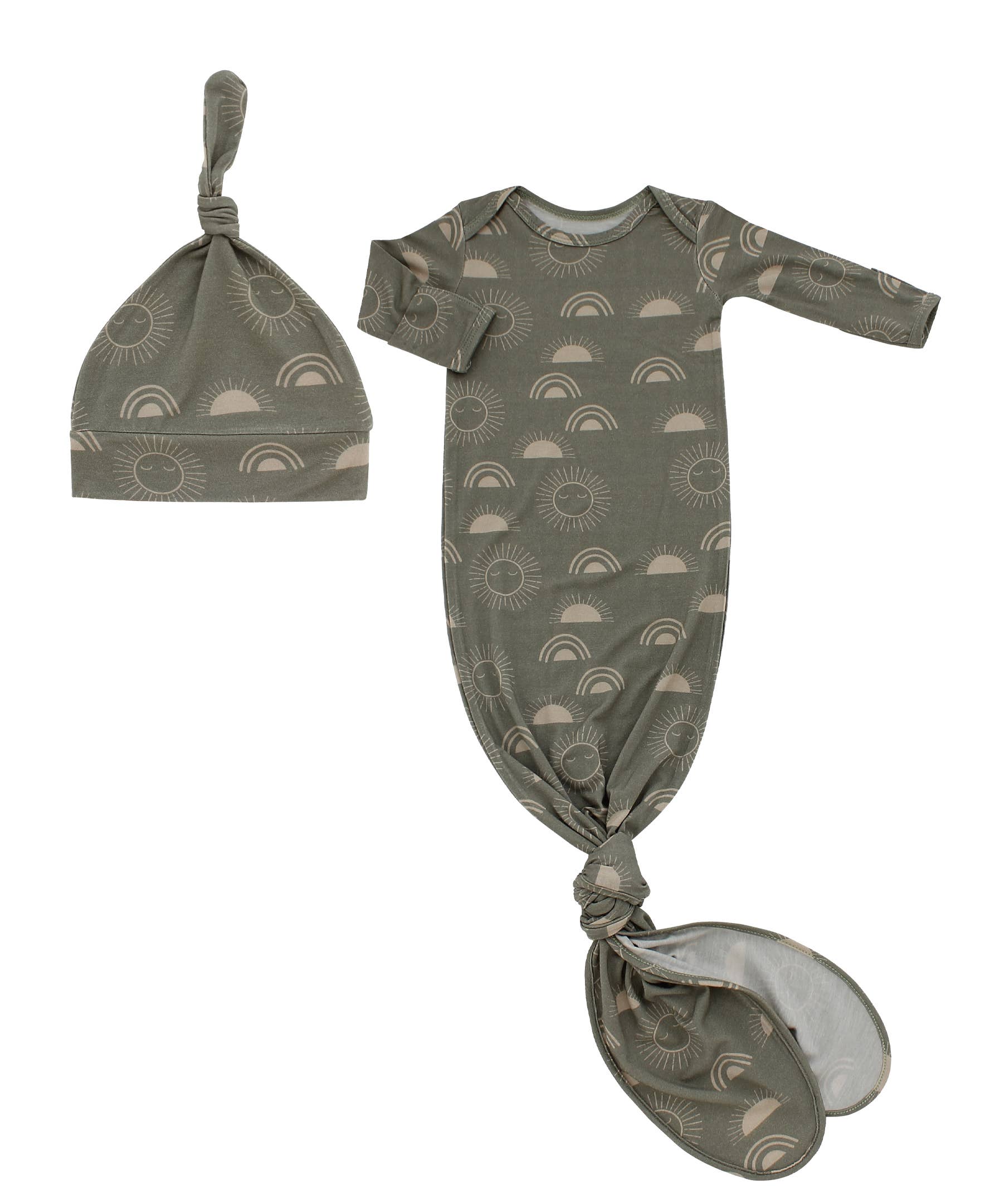 The softest bamboo gowns for newborns! This baby gift set is perfect for newborn babies and moms.